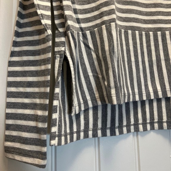 Abercrombie & Fitch Women’s Hi-Low Striped Long Sleeve Top Size XS Gray Cream - Picture 4 of 5